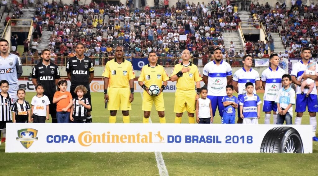 No confronto dos galos, na Copa do Brasil 2018, ocorrido na Arena da Floresta, o Arasuper presente na camisa do clube acreano. Foto/Manoel Façanha