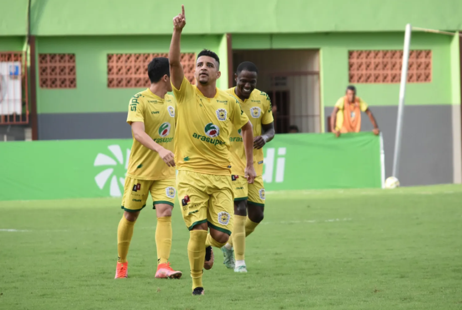 Com direito a hat trick do meia-atacante Radames, o Imperador estreou com vitória no estadual. Foto/Manoel Façanha