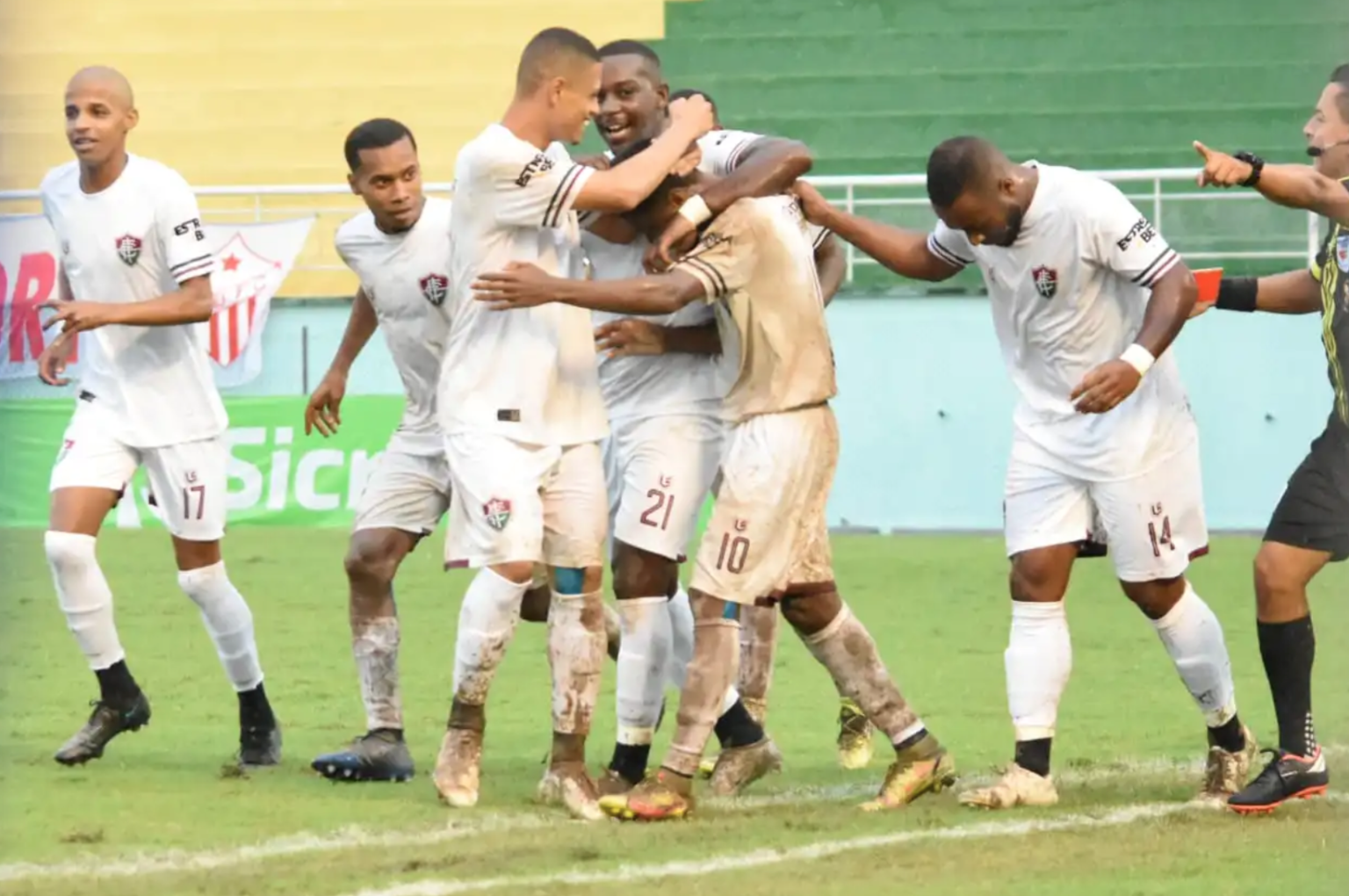 Jogadores do Independência comemoram o gol da vitória no clássico. Foto/Manoel Façanha