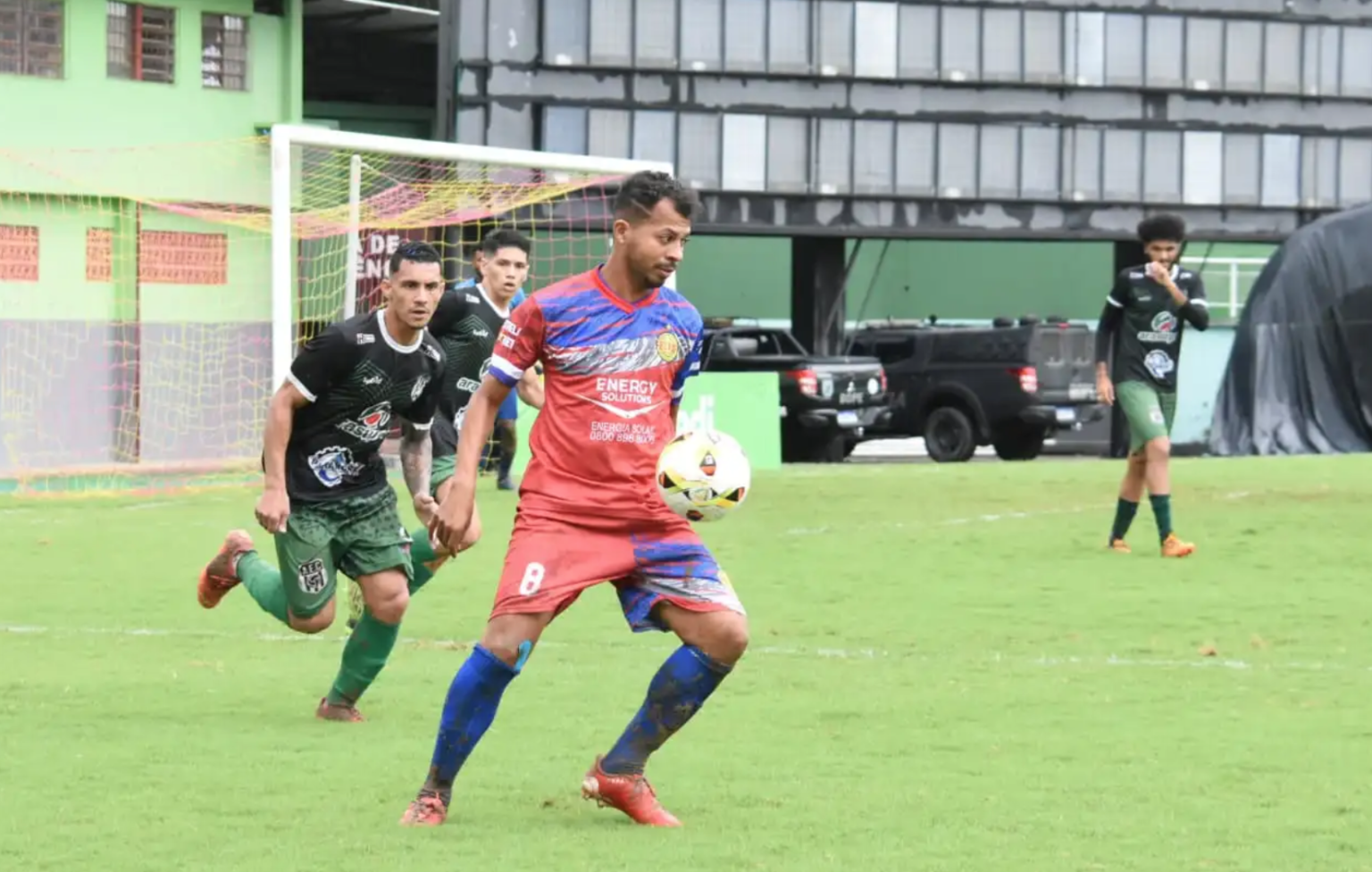 O meia Gustavo domina a bola no campo de ataque do Morcego. Foto/Manoel Façanha