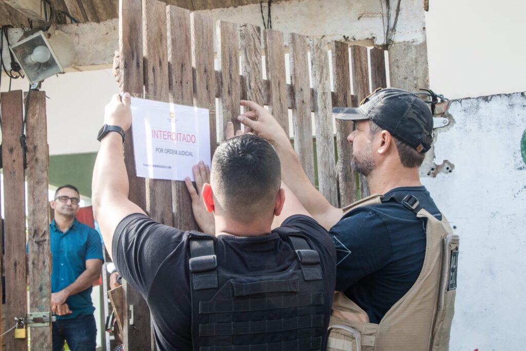 Sucatões que funcionavam de forma clandestina em Cruzeiro do Sul foram alvos da polícia — Foto: Asscom/Polícia Civil