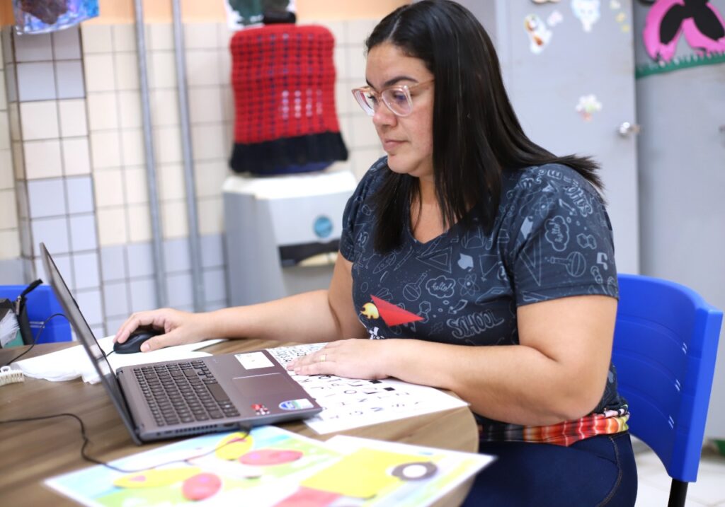 A professora Eluana Carioca, da escola Ramona de Castro, recebeu o recurso para a compra do notebook ainda nos primeiros lotes. Foto: Mardilson Gomes/SEE