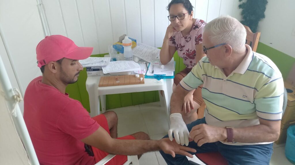 O uso e manuseio de testes rápidos é um das capacitações ministradas. Foto: cedida