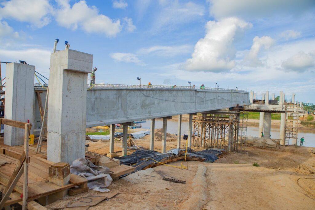 Concretagem da ponte que ligará o Centro ao Segundo Distrito de Sena Madureira. Foto: cedida