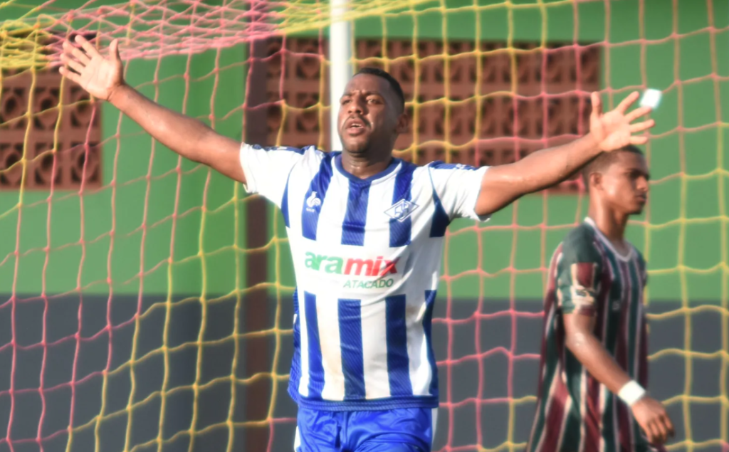 O zagueiro Leandro Bahia comemora o gol do Galo contra o Independência. Foto/Manoel Façanha